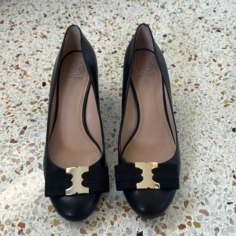 Tory Burch black leather wedge: Gold Knot detail
